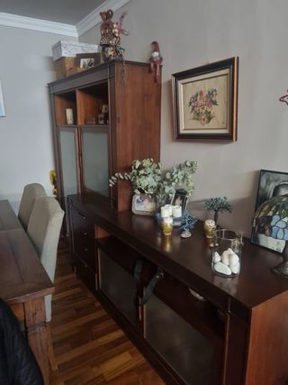 Aparador y vitrina de madera maciza