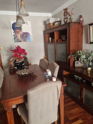 Aparador y vitrina de madera maciza