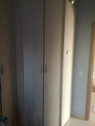 Armario de madera beige y gris