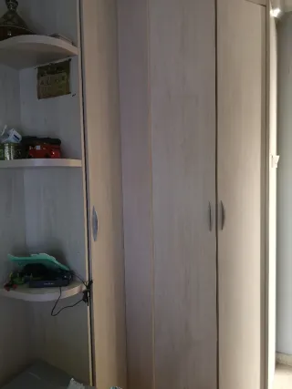 Armario de madera beige y gris