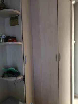 Armario de madera beige y gris