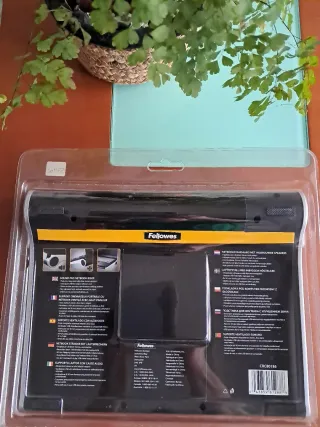 Fellowes Soporte Ventilado con Altavoces. Nuevo