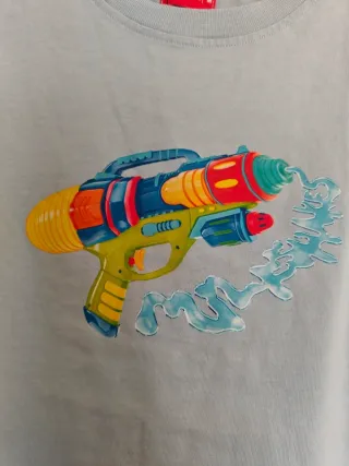 Camiseta Milfshakes Azul con Pistola de Agua