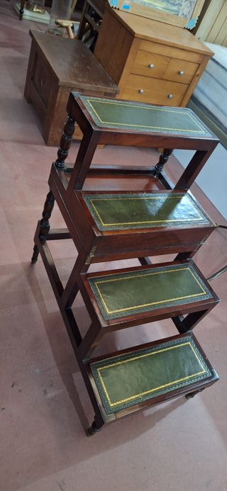 Escalera antigua convertible en mesa