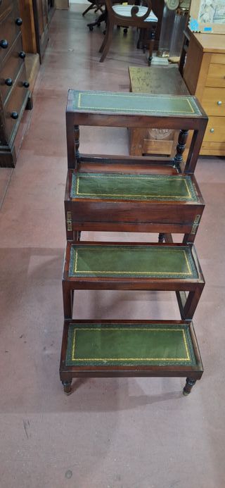 Escalera antigua convertible en mesa