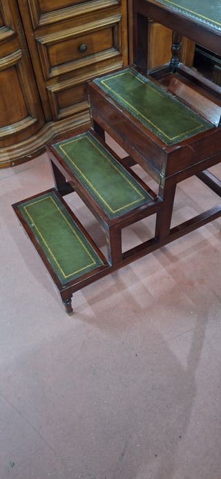 Escalera antigua convertible en mesa