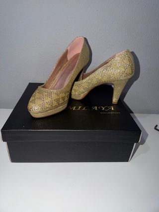 Tacones dorados brillantes