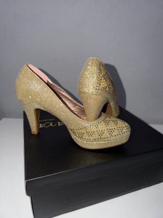 Tacones dorados brillantes