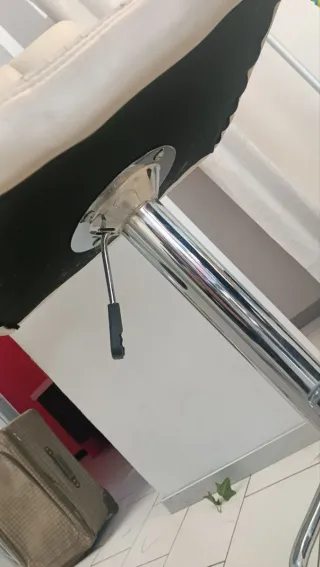 Sgabello regolabile beige e argento