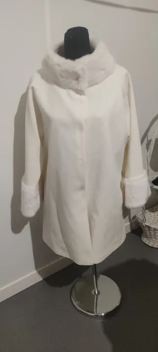 Abrigo largo blanco con cuello y puños de pelo