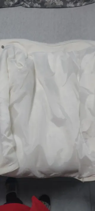 Abrigo largo blanco con cuello y puños de pelo