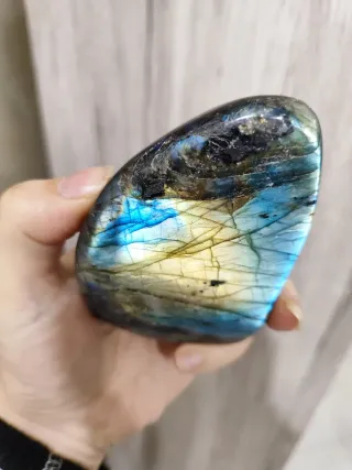 Pietra Labradorite levigata
