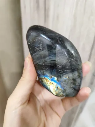 Pietra Labradorite levigata