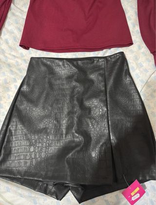 Conjunto falda polipiel y camisa