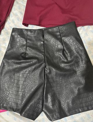 Conjunto falda polipiel y camisa