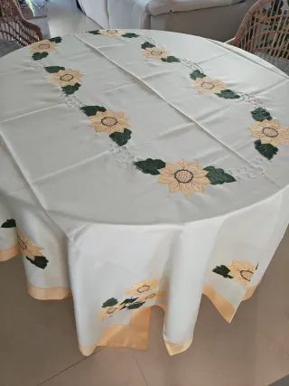 Mantelería bordada para 8 personas