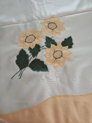 Mantelería bordada para 8 personas