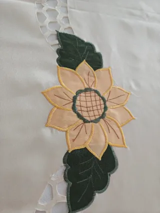 Mantelería bordada para 8 personas