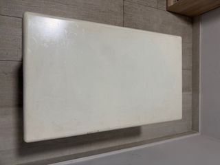 Mesa baja metálica blanca con ruedas