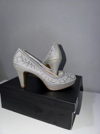 Tacones plateados brillantes