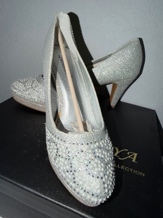 Tacones plateados brillantes