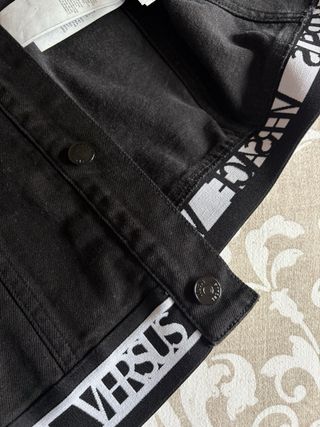 Chaqueta vaquera Versace negra