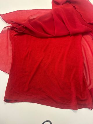 Blusa roja con pinchos plateados
