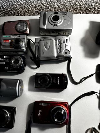 Lotto di 14 fotocamere per riparazione o ricambi