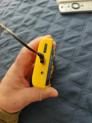 Consola de videojuegos amarilla