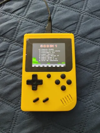 Consola de videojuegos amarilla