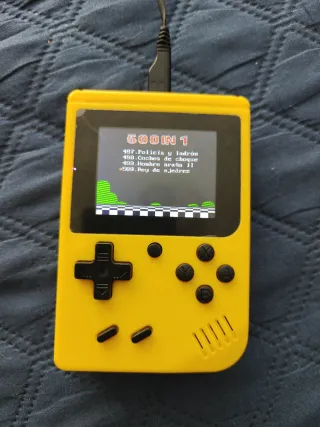 Consola de videojuegos amarilla