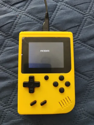 Consola de videojuegos amarilla