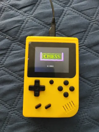 Consola de videojuegos amarilla