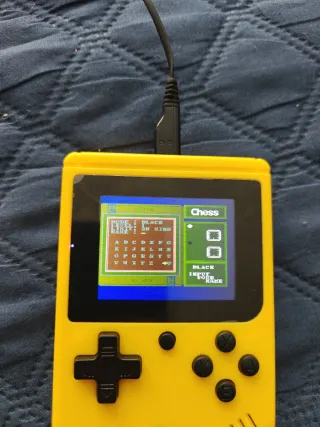 Consola de videojuegos amarilla