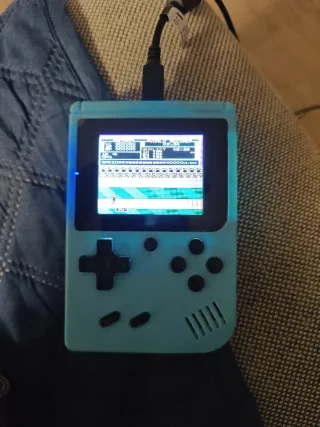 Consola de videojuegos amarilla