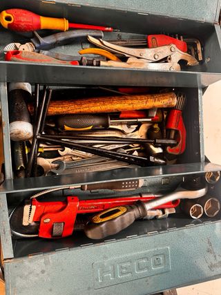 Caja de herramientas metálica vintage