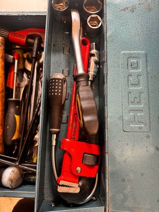 Caja de herramientas metálica vintage