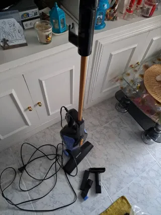 Aspiradora de mano y escoba