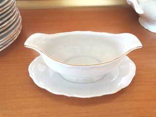 Vajilla Porcelana Blanca y Dorada