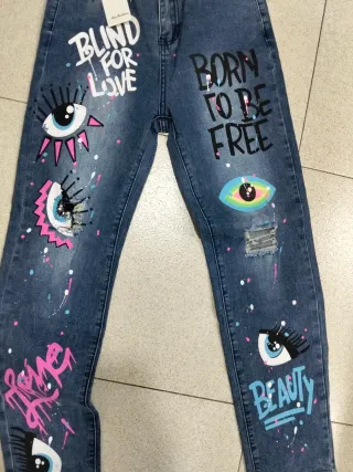 Pantalones vaqueros pintados a mano