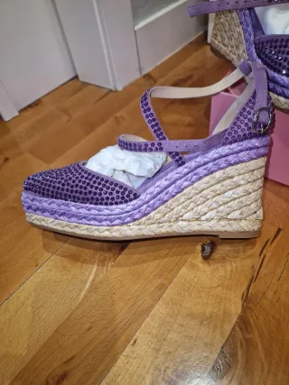 Sandalias cuña moradas y beige