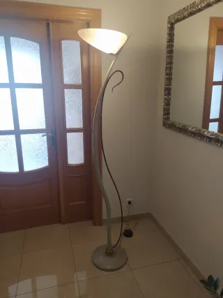 Lámpada de peu moderna metal i alabastre