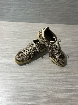 Scarpe Adidas intrecciate marroni