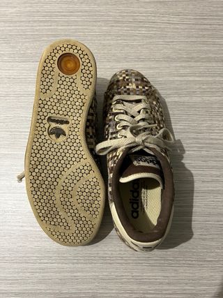 Scarpe Adidas intrecciate marroni