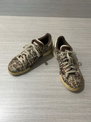 Scarpe Adidas intrecciate marroni