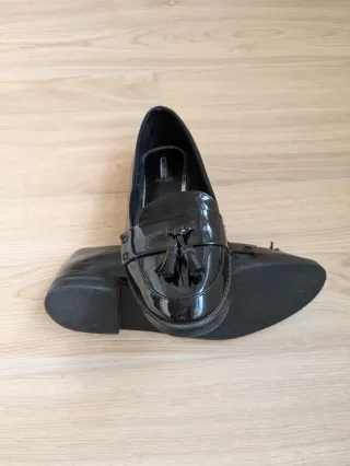 Mocasines negros de charol con borlas