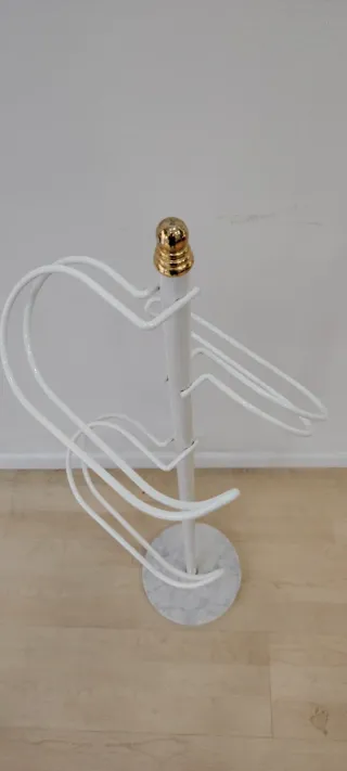 Perchero con pie de mármol y detalles dorados