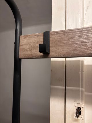 Mueble entrada con banco,  perchas y zapatero.