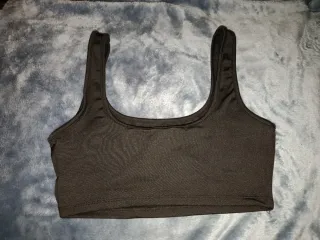 Top negro Hardcore con estampado camuflaje