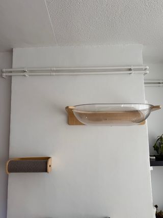 Cama y rascador pared gato